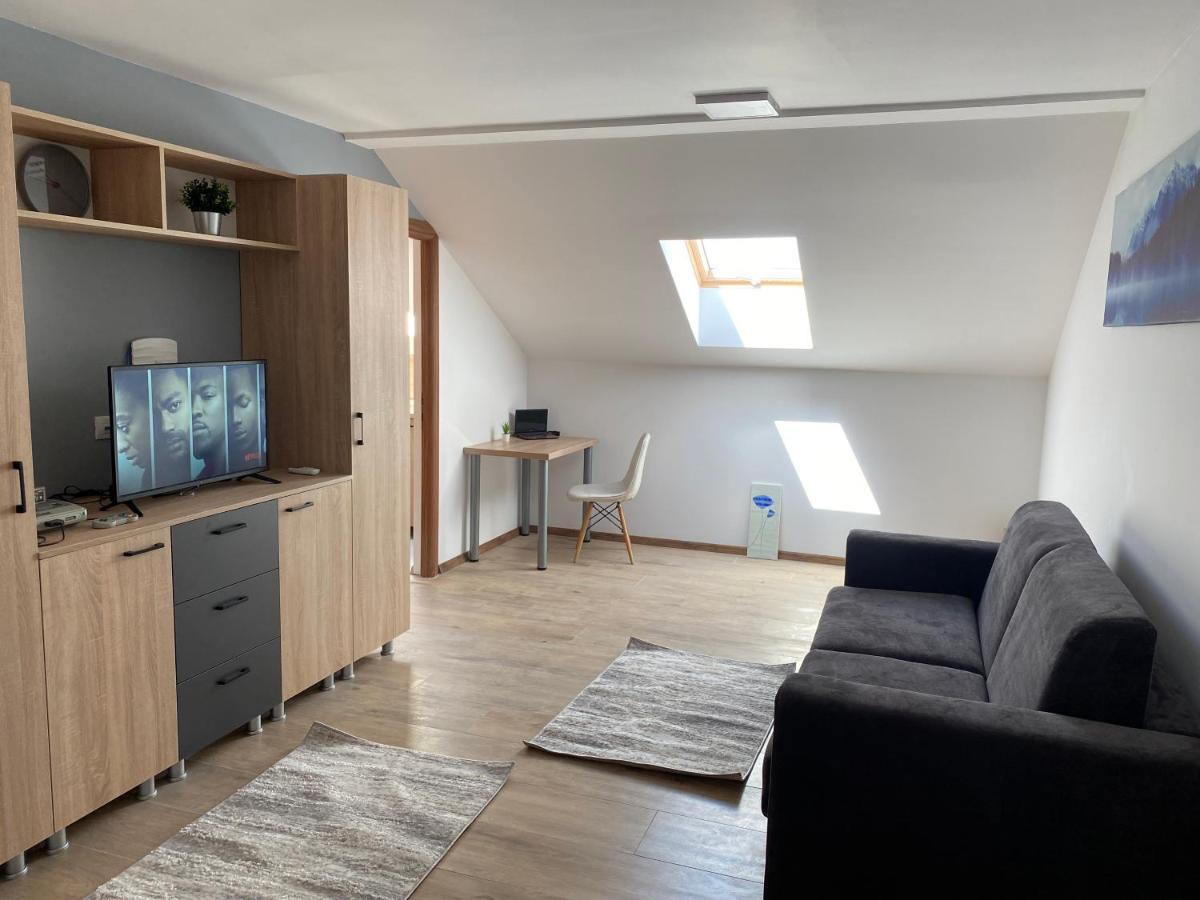 Netflix Cloud 3 Apartment